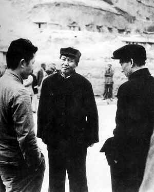 延安清晨響起槍聲，一顆子彈射進窯洞，毛澤東驚醒問：哪個打槍？