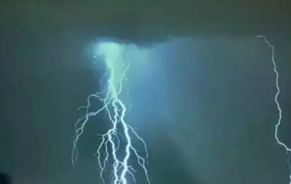 軍官10年間被雷劈中3次，死後4年墳墓再次被劈，他做了什麼事？