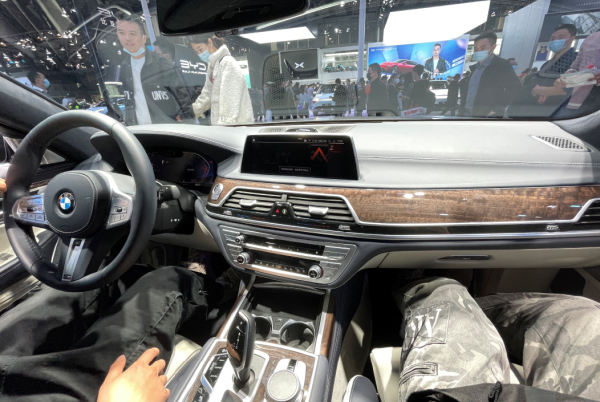 商務出行的不二之選，寶馬7系實力能打，大尺寸格柵很吸睛