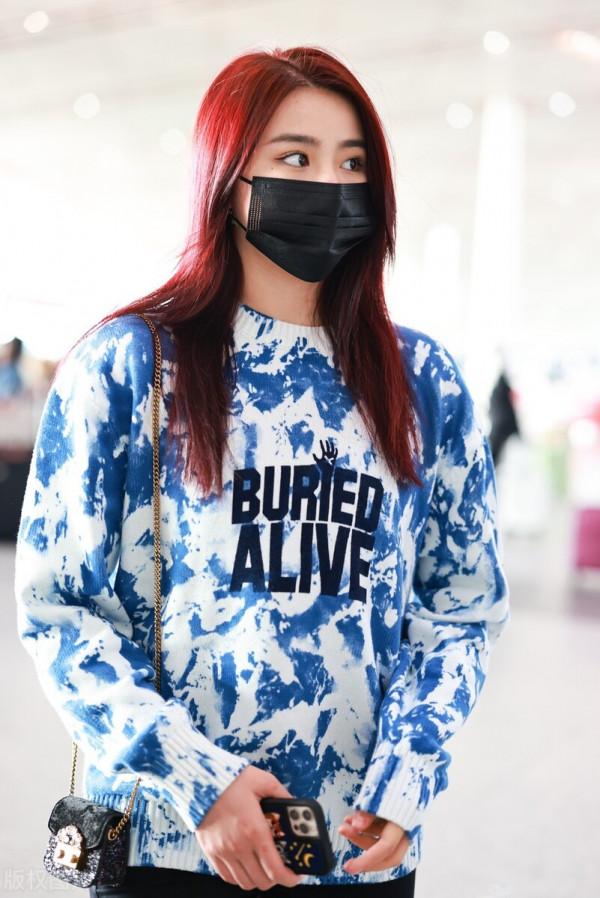 金子涵穿扎染印花衛衣搭配黑色緊身褲，腳踩馬丁靴簡單隨性