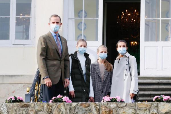 西班牙王室聖誕照雖遲但到，諾拉索妹牽手親密無間，一家子高顏值