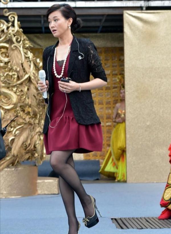 宋祖英才是真正“骨相美”，一身紅黑配大氣優雅，天然臉就是抗老