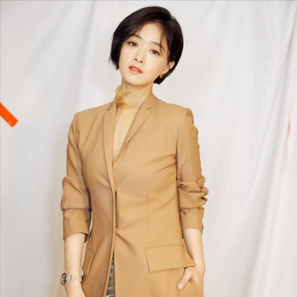 終於get到蔣欣的短髮！不僅超顯臉小，搭配空氣劉海至少嫩十歲