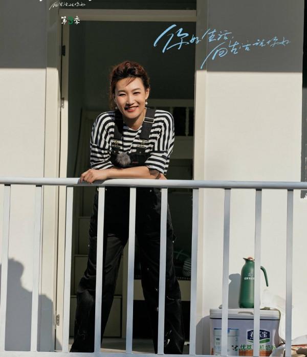 李梓萌私下真洋氣，扎高馬尾和新聞裡差距好大，穿揹帶褲哪像43歲