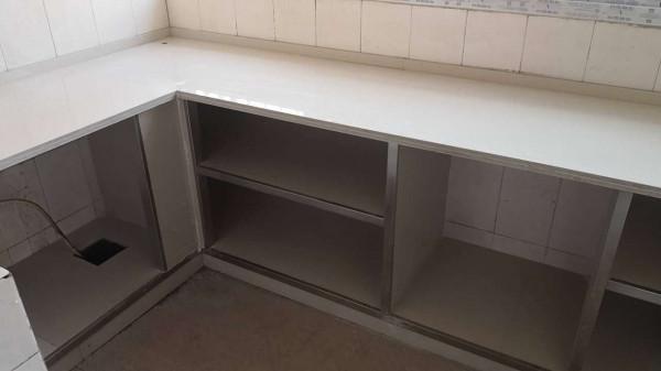 越來越多人不裝櫥櫃，用水泥直接砌築，看似實用，聰明反被聰明誤