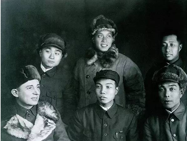 警衛員問小紅軍:你們的首長在哪裡?小紅軍說:我就是啊 警衛員問小紅軍:你們的首長在哪裡?小紅軍說:我就是啊