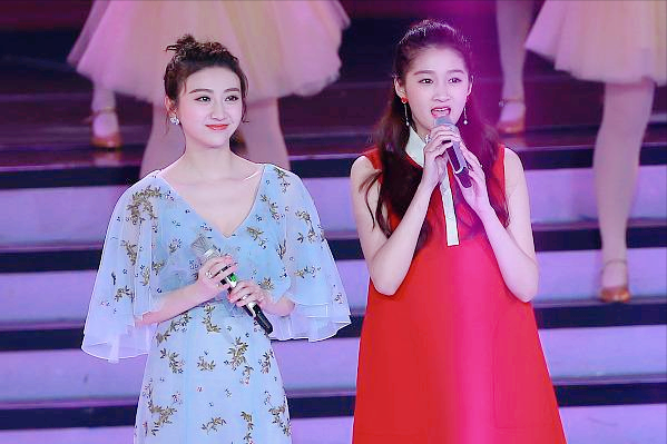 當80後美人遇到90後美人，真是一代不如一代，顏值差距一目瞭然