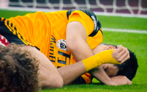 “狼王”一分鐘內兩黃下場被噴腦子短路,女友回憶希門尼斯去年頭部重傷慘烈一刻 “狼王”一分鐘內兩黃下場被噴腦子短路,女友回憶希門尼斯去年頭部重傷慘烈一刻