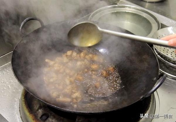 豬肉新吃法，切成肉丁拌上黑椒汁，外酥裡嫩，口感比燒烤還要好吃