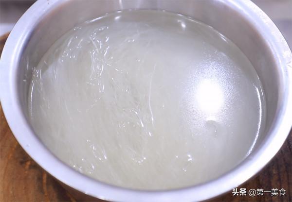 廚師長做的粉絲炒包菜，不用加水直接下鍋炒，口感勁道還不粘鍋