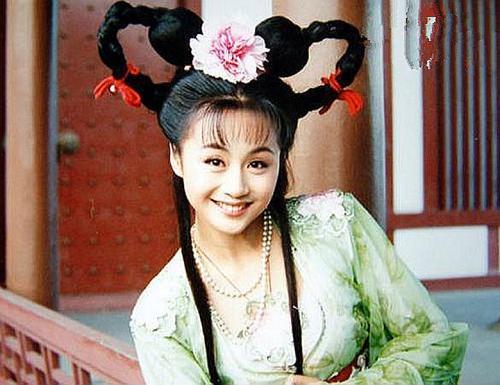 鳥窩、縫紉機、鋼絲球，女明星奇奇怪怪的髮型，笑得捂不住嘴