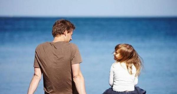 女大避父是常態，寶爸不用傷心，那些不懂迴避的家長才更後悔