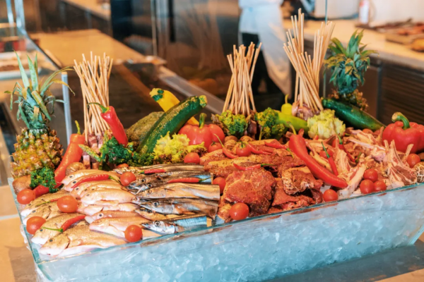 住進愛馬仕橙的房間，躺在高空看海景