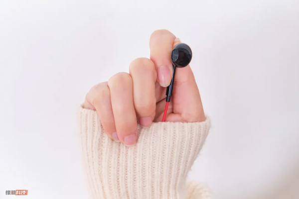 當中年人買了 AirPods，讓我勾起很多回憶