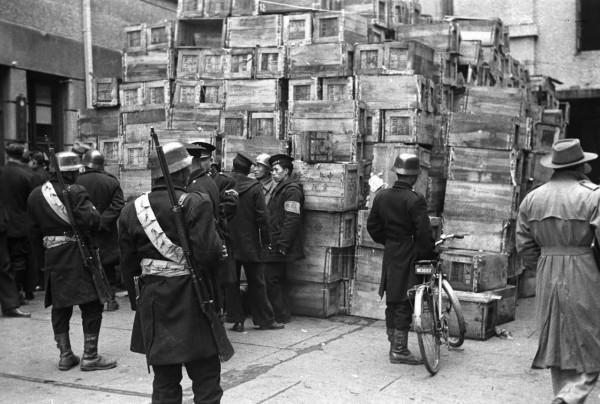 遠征軍營長用一些繳獲的日軍破爛，和美軍少尉換了許多精良武器