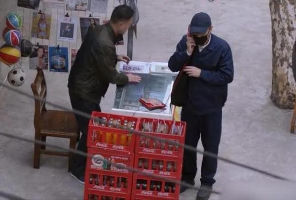 《誰是兇手》一點都不懸疑，兇手早就出現了，就在片頭的相框裡