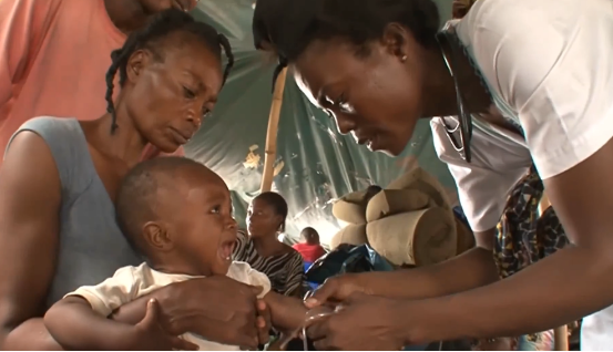 非洲玩命貨船,在剛果河上載2000人,隨時都要翻船 非洲玩命貨船,在剛果河上載2000人,隨時都要翻船