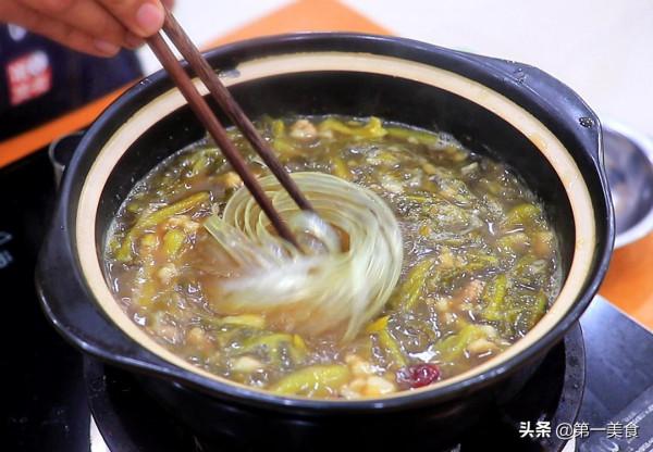 天越冷越愛吃的酸菜燉鍋，有葷有素，營養搭配，酸爽開胃，真暖和