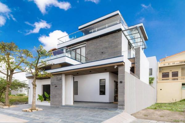 發現一棟302㎡別墅，那叫一個享受，入戶就有造景庭院，是真氣派