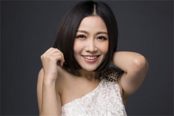 姚貝娜墓地：鮮花環繞祭拜者絡繹不絕，少女銅像讓人心生憐惜