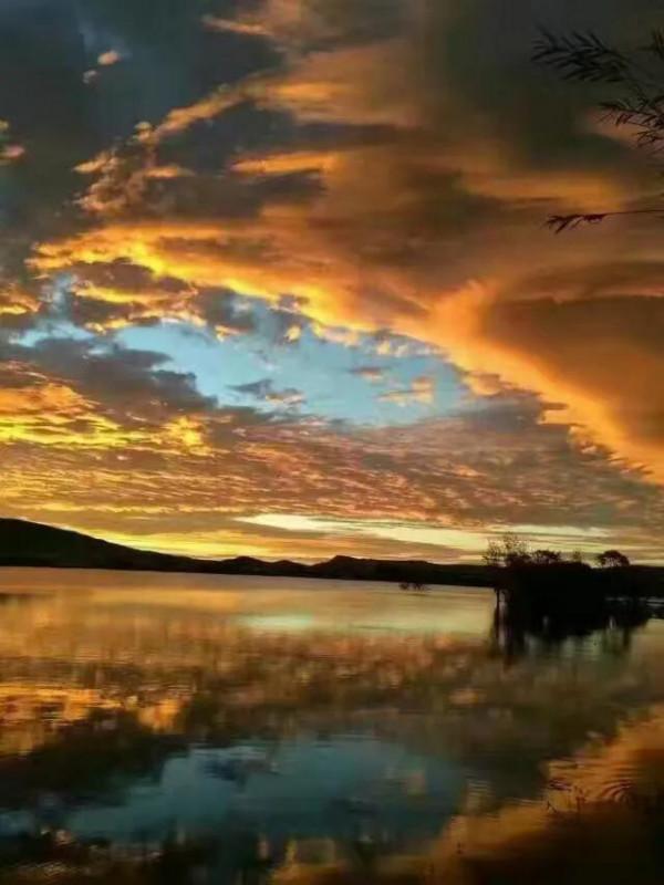 雲南黃龍潭美麗的火燒雲