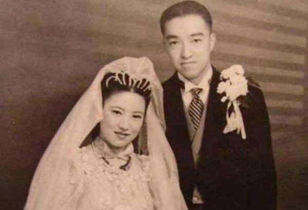 任芷芳23歲嫁入豪門,前半生每晚換洗床單,後半生日本街頭炸油條 任芷芳23歲嫁入豪門,前半生每晚換洗床單,後半生日本街頭炸油條