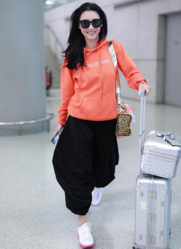 張柏芝才是真正“凍齡女神”,穿湖藍毛衣配心形妝,40歲像20少女 張柏芝才是真正“凍齡女神”,穿湖藍毛衣配心形妝,40歲像20少女