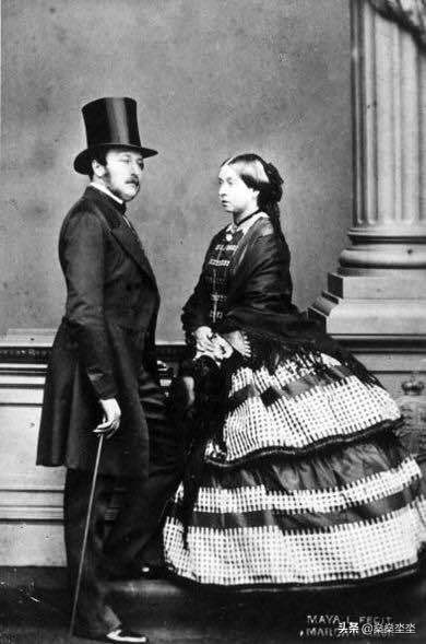 18歲登上王位，初戀俄國王儲，又與王夫恩愛數十年的維羅利亞女王