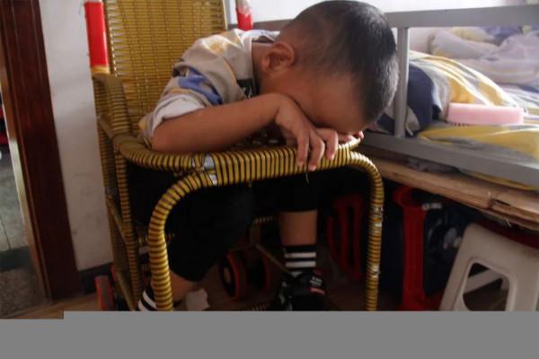 雲南男童一覺睡了四年,一天頂多醒來一小時,媽媽苦盼奇蹟發生 雲南男童一覺睡了四年,一天頂多醒來一小時,媽媽苦盼奇蹟發生