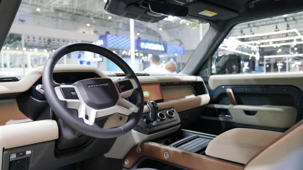 路虎衛士全新升級！90混動車型科技與豪華並存，最大功率400馬力