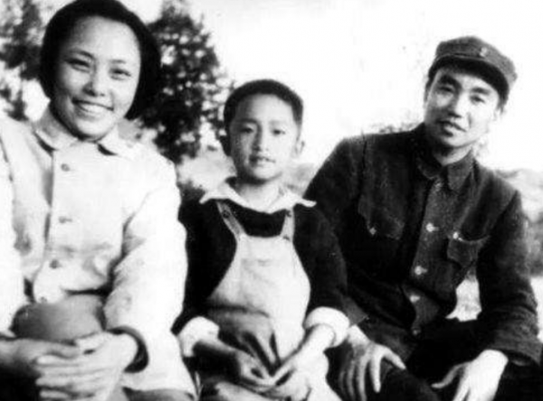 開國上將蕭克的孫子上學時，老師悄悄詢問：你家裡是不是很困難？