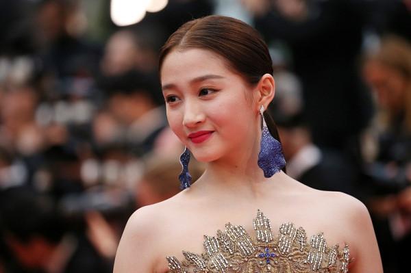 關曉彤長相真的很成熟,穿帶洞的服裝,展示纖細的小蠻腰 關曉彤長相真的很成熟,穿帶洞的服裝,展示纖細的小蠻腰