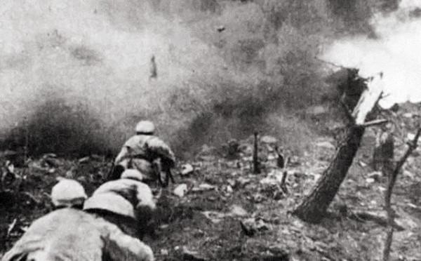 日軍據點難以攻克，營長一籌莫展，老農前來獻計，全殲400日軍