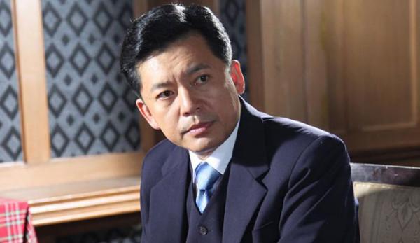 何政軍：錯過鞏俐娶初戀為妻，出道多年無緋聞，父親身份不一般