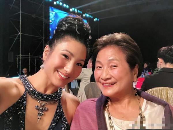 鄭佩佩祖孫三代同框，半歲外孫會用上海話叫外婆，長相像極非洲爹