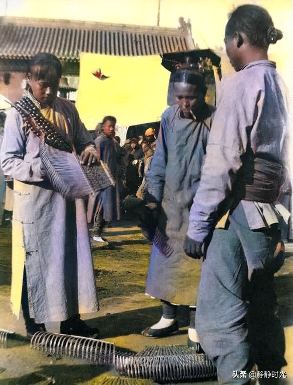 晚清老照片：僕人伺候女主子，男子單手推腳踏車，街頭粗暴拔牙