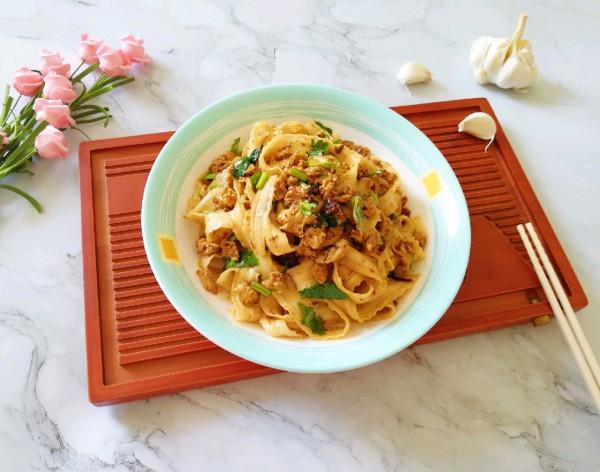 家常雞蛋肉醬面，一碗不夠吃，麵條爽滑，肉醬鮮香，太過癮了