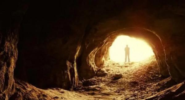 為了研究時間問題，奇葩的科學家讓1女子在地洞內，獨自生存130天