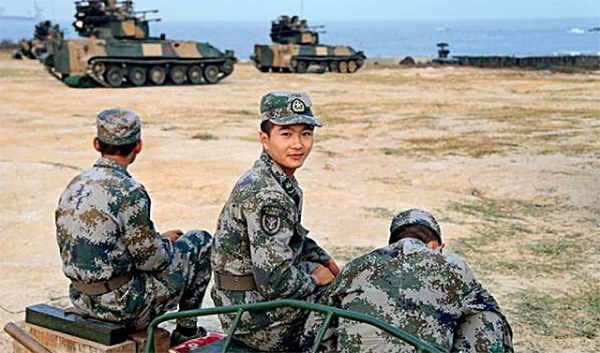 22歲軍人抗洪犧牲，8位國家將軍送行，戰友替其盡孝看望英雄父母