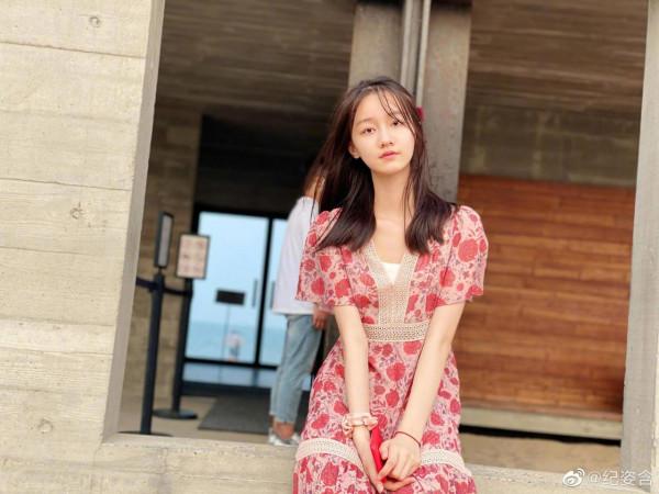 還記得虎媽貓爸中冰凍爺爺和冰凍奶奶的小公主嗎？如今長成這樣