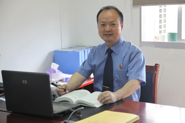 使命與堅守，三十七載情繫檢察事業——記退休檢察老兵劉方