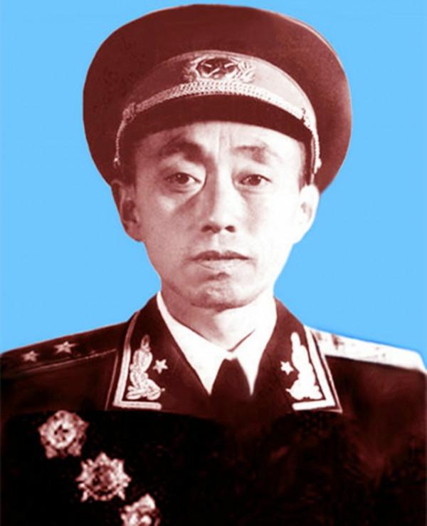 師長被馬家軍殺害，政委裝成乞丐逃脫，12年後率一個軍報仇