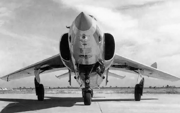 1971年飛行員楊國祥駕機投擲氫彈失敗，拒不跳傘，結果如何？