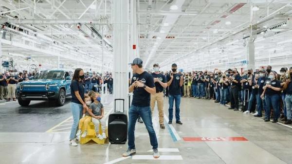 首款可交付的量產電動皮卡，竟然不是特斯拉