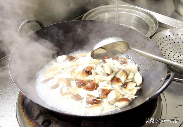 大廚分享飯店“蠔油燒三菌”做法，這個小技巧很重要，脆嫩爽滑