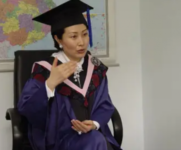 傳奇女富豪鄭翔玲：14歲特招入伍，退伍後嫁入豪門，現身家440億