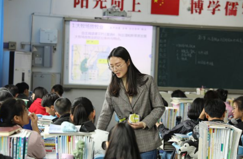 女教師懷孕坐著講課，卻遭到校長點名批評，家長聽到後霸氣回懟