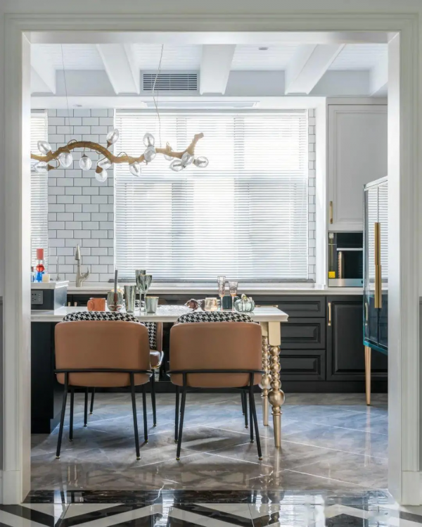 190㎡舒適大三居,開放式廚房+網紅水磨石,處處都透露者小心機 190㎡舒適大三居,開放式廚房+網紅水磨石,處處都透露者小心機