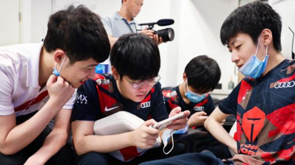 LOL:JDG虧炸了,紀錄片爆出新聖經,卡薩痛斥369 LOL:JDG虧炸了,紀錄片爆出新聖經,卡薩痛斥369