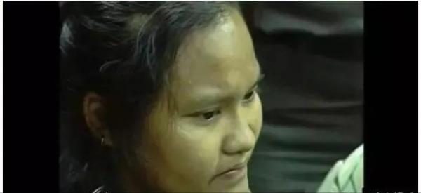 因面板黝黑被父母丟棄，4歲被泰國王室收養，後被親王囚禁於床笫